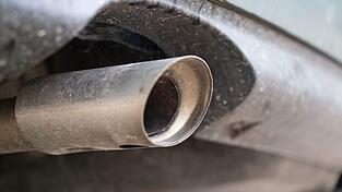 Experten bezweifeln, dass deutsche Hersteller langfristig von einer Rücknahme des Verbrenner-Aus profitieren. (Symbolbild) Experten bezweifeln, dass deutsche Hersteller langfristig von einer Rücknahme des Verbrenner-Aus profitieren. (Symbolbild)