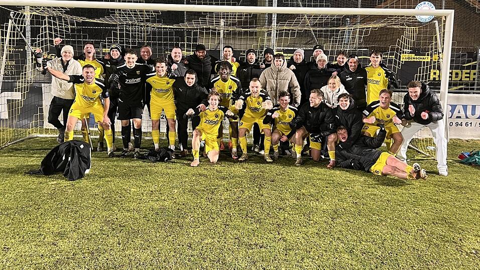 So kann man mal ins neue Jahr starten: Die Spieler der DJK Vilzing jubeln über den 3:0-Sieg gegen Wacker Burghausen. So kann man mal ins neue Jahr starten: Die Spieler der DJK Vilzing jubeln über den 3:0-Sieg gegen Wacker Burghausen.