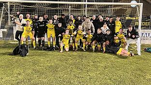 So kann man mal ins neue Jahr starten: Die Spieler der DJK Vilzing jubeln über den 3:0-Sieg gegen Wacker Burghausen. So kann man mal ins neue Jahr starten: Die Spieler der DJK Vilzing jubeln über den 3:0-Sieg gegen Wacker Burghausen.