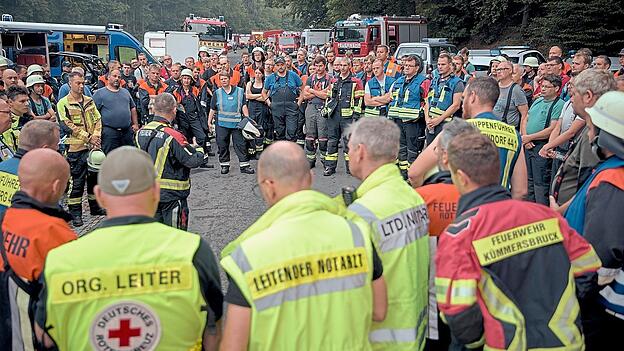 Einsatzkr&auml;fte versammeln sich vor drei Wochen bei Freudenberg im Landkreis Amberg-Sulzbach. Um auch k&uuml;nftige Waldbr&auml;nde bew&auml;ltigen zu k&ouml;nnen, sei es wichtig, dass sich die verschiedenen Einsatzstellen miteinander vernetzen, sagt Christian Lorenz von der Staatlichen Feuerwehrschule Regensburg.