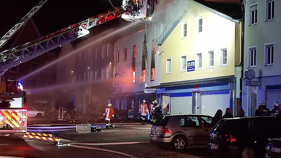 Bilder des Gro&szlig;brands in Aidenbach.