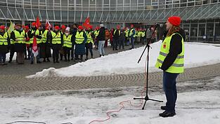Gewerkschaftssektret&auml;rin Kathrin Birner sprach &uuml;ber die konkreten Gehaltsforderungen.