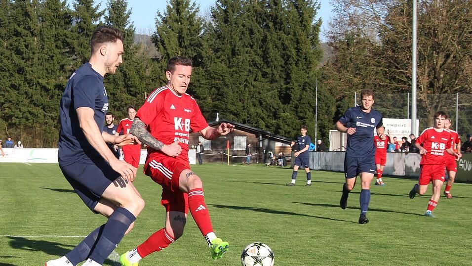 Lams Trainer Lorenz Kowalski schont in der ersten Halbzeit angesichts des Spiele-Marathons im April einige Stammkr&auml;fte. Nach dem Vierfachwechsel in der Pause fallen dann aber die Tore f&uuml;r die SpVgg (in Rot).