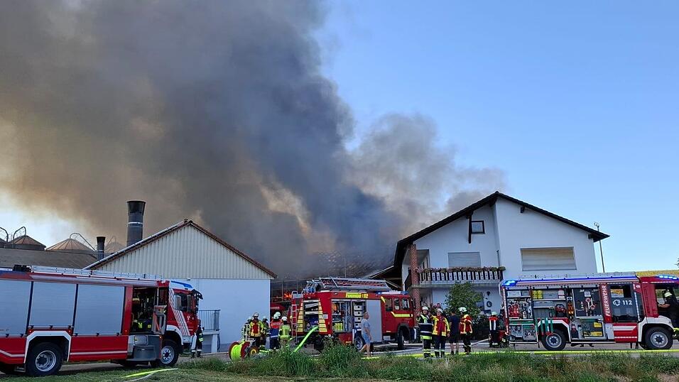 In Beutelhausen brennt ein Schweinestall. In Beutelhausen brennt ein Schweinestall.