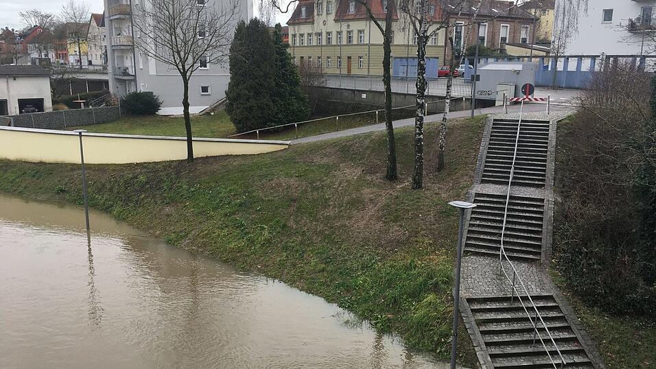 Gegen Mittag hatte der Pegel der Donau bei Straubing bereits die Marke von 510 Zentimetern &uuml;berschritten. Aufgenommen an der Schlossbr&uuml;cke.