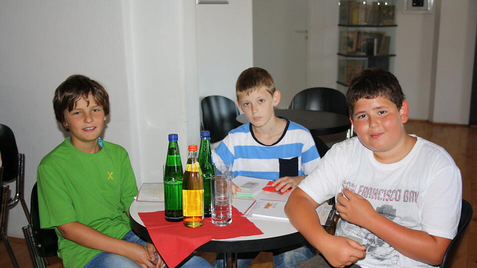 Die 4a und 4b der Grundschule Alburg besuchte am Donnerstag, 11. Juli, zusammen mit ihren Lehrerinnen Frau Scheer und Frau Schill das Verlagshaus des Straubinger Tagblatts. (Foto: Pfeffer) Die 4a und 4b der Grundschule Alburg besuchte am Donnerstag, 11. Juli, zusammen mit ihren Lehrerinnen Frau Scheer und Frau Schill das Verlagshaus des Straubinger Tagblatts. (Foto: Pfeffer)