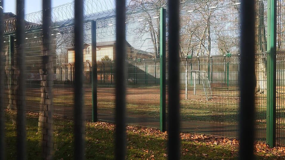 Blick auf ein Außengelände vom Krankenhaus-Maßregelvollzug für als psychiatrisch auffällig oder suchtkrank eingestufte Straftäter auf dem Gelände der Karl-Bonhoeffer-Nervenklinik. Blick auf ein Außengelände vom Krankenhaus-Maßregelvollzug für als psychiatrisch auffällig oder suchtkrank eingestufte Straftäter auf dem Gelände der Karl-Bonhoeffer-Nervenklinik.