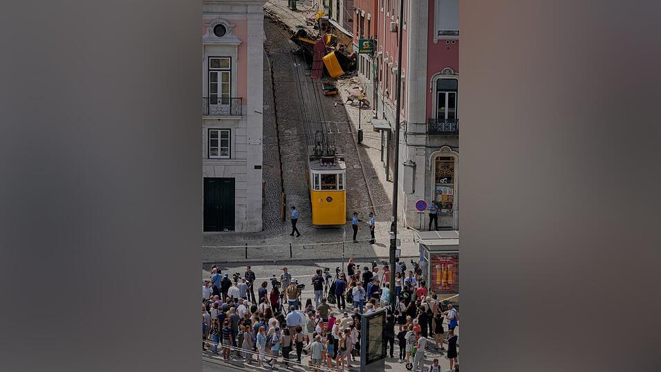 Als Grund des Unglücks wird angenommen, dass ein Halteseil gerissen oder sich vom Wagen gelöst hat.