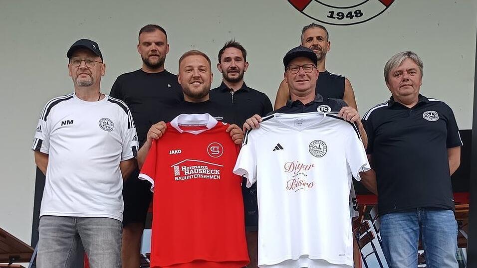 Die Vertreter der beiden fusionierten Vereine (vordere Reihe von links): Norbert Michel, Marcel Michel, Christian Froschauer und Andreas Pielorz. Thomas Michel, Christoph Siefkes und Emre Camlikaya in der hinteren Reihe (von links) bilden k&uuml;nftig das neue Trainer-Trio.