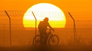 Am Wochenende wird es noch einmal sommerlich in Deutschland – im Südwesten sogar mit Temperaturen über 30 Grad. Am Wochenende wird es noch einmal sommerlich in Deutschland – im Südwesten sogar mit Temperaturen über 30 Grad.