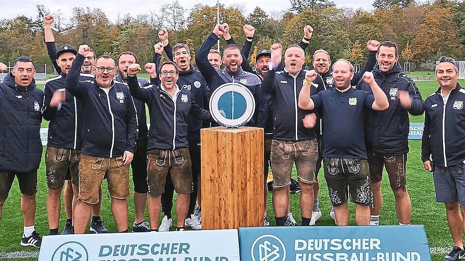 Die AH des SV Eggmühl feierte gebührend ihren vierten Platz beim DFB-Kleinfeld-Cup. Die AH des SV Eggmühl feierte gebührend ihren vierten Platz beim DFB-Kleinfeld-Cup.