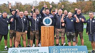 Die AH des SV Eggmühl feierte gebührend ihren vierten Platz beim DFB-Kleinfeld-Cup. Die AH des SV Eggmühl feierte gebührend ihren vierten Platz beim DFB-Kleinfeld-Cup.