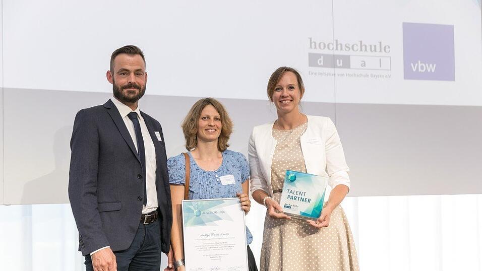 Auch Amalya Mandy Lamers (Mitte) aus Regensburg wurde ausgezeichnet. Auch Amalya Mandy Lamers (Mitte) aus Regensburg wurde ausgezeichnet.