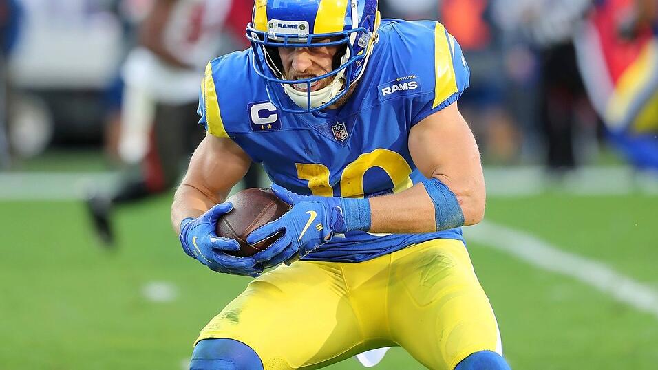 Cooper Kupp: Weniger Bling-Bling als bei OBJ, ein Name nicht so klangvoll wie bei vielen anderen Passempfängern - und doch ist Kupp die größte Waffe im Angriffsspiel der Rams. Der zum besten Offensiv-Spieler der Saison gewählte Receiver hat einen unfassbar hohen Football-IQ und erlangte in den USA viel Aufmerksamkeit, als er in einem TV-Interview eine Analyse ablieferte, die wohl nicht mal die meisten NFL-Profis verstanden hätten - so schnell und mit so vielen Fachbegriffen gespickt war der Kommentar. Das wichtigste aber: Kupp kann Bälle fangen. Sehr gut und sehr oft. Cooper Kupp: Weniger Bling-Bling als bei OBJ, ein Name nicht so klangvoll wie bei vielen anderen Passempfängern - und doch ist Kupp die größte Waffe im Angriffsspiel der Rams. Der zum besten Offensiv-Spieler der Saison gewählte Receiver hat einen unfassbar hohen Football-IQ und erlangte in den USA viel Aufmerksamkeit, als er in einem TV-Interview eine Analyse ablieferte, die wohl nicht mal die meisten NFL-Profis verstanden hätten - so schnell und mit so vielen Fachbegriffen gespickt war der Kommentar. Das wichtigste aber: Kupp kann Bälle fangen. Sehr gut und sehr oft.
