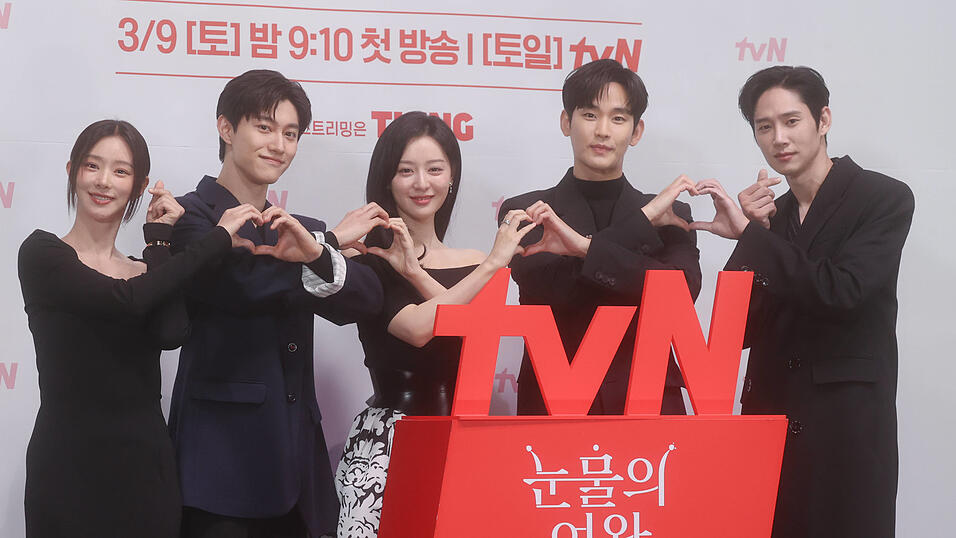 Ein Netflix-Drama, das alle koreanischen Stereotypen erfüllt, aber dennoch einen gelungenen Spannungsbogen aufweist – das schaffen die Schauspieler und Produzenten in dem K-Drama „Queen of Tears“.