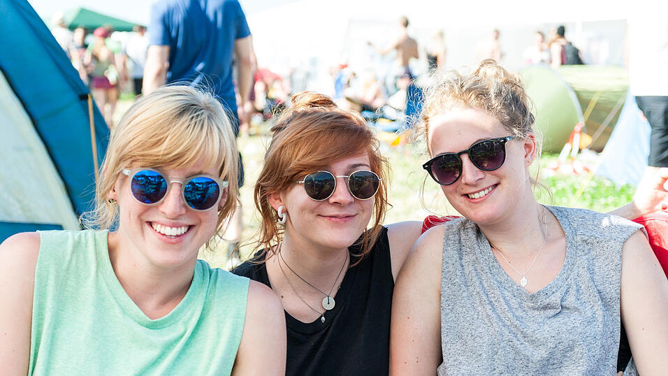 Ein Streifzug durch das Campinggelände: Trotz heißer Temperaturen sind die Festivalbesucher bestens gelaunt. (Foto: Susanne Raith) Ein Streifzug durch das Campinggelände: Trotz heißer Temperaturen sind die Festivalbesucher bestens gelaunt. (Foto: Susanne Raith)