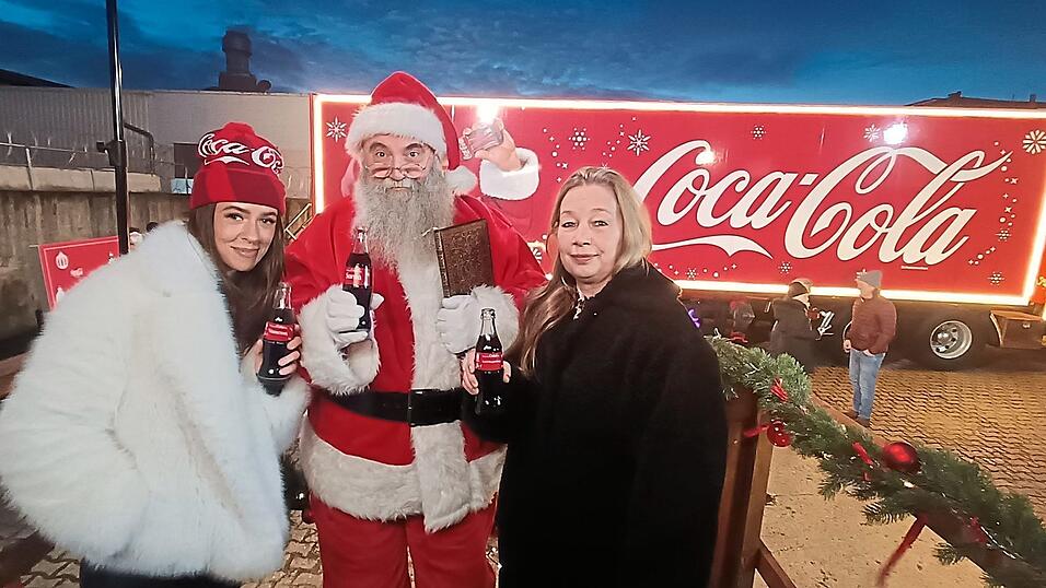 Mit dem Coca-Cola-Weihnachtstruck besuchte der Weihnachtsmann mit Schlagerstar Vanessa Mai (links) die Regensburger Tafel - ganz exklusiv. Rechts: Jonah Lindinger, Leiterin der Tafel. Mit dem Coca-Cola-Weihnachtstruck besuchte der Weihnachtsmann mit Schlagerstar Vanessa Mai (links) die Regensburger Tafel - ganz exklusiv. Rechts: Jonah Lindinger, Leiterin der Tafel.