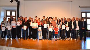 B&uuml;rgermeister Martin Stoiber und Walter Dendorfer zusammen mit den besten Sportler der Stadt Cham