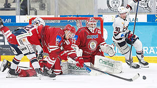 Letzter Gegner 24/25, erster Gegner 25/26: Keeper Jonas Langmann, Verteidiger Andreas Schwarz und ihre EVL-Teamkollegen treffen gleich wieder auf die Towerstars aus Oberschwaben.