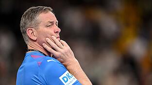 Kein Grund zur Freude. Alfred Gislason ist nicht zufrieden mit der Mannschaftsleistung. Kein Grund zur Freude. Alfred Gislason ist nicht zufrieden mit der Mannschaftsleistung.