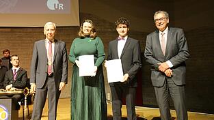 Udo Hebel (links) und Peter Küspert (rechts) überreichten den Preis für studentisches Engagement an Madeleine Schneider und Tim Oberding.