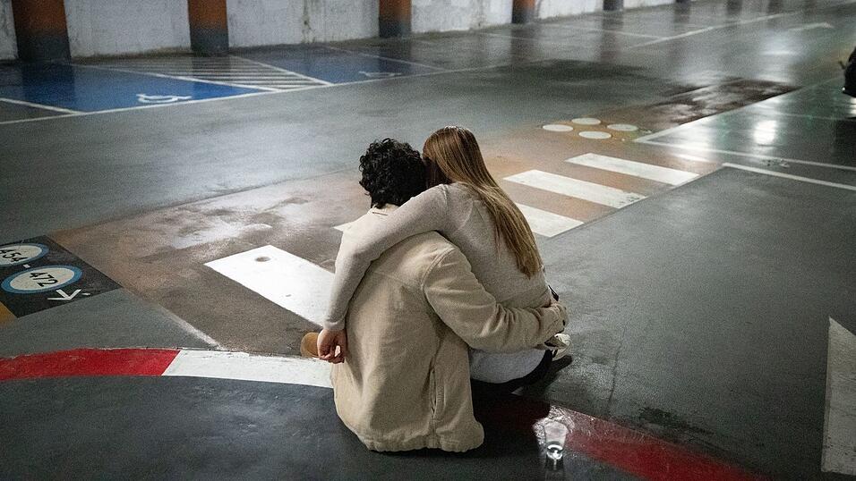 Immer wieder m&uuml;ssen die Menschen in Israel wegen iranischer Angriffe Schutz suchen. (Archivbild)