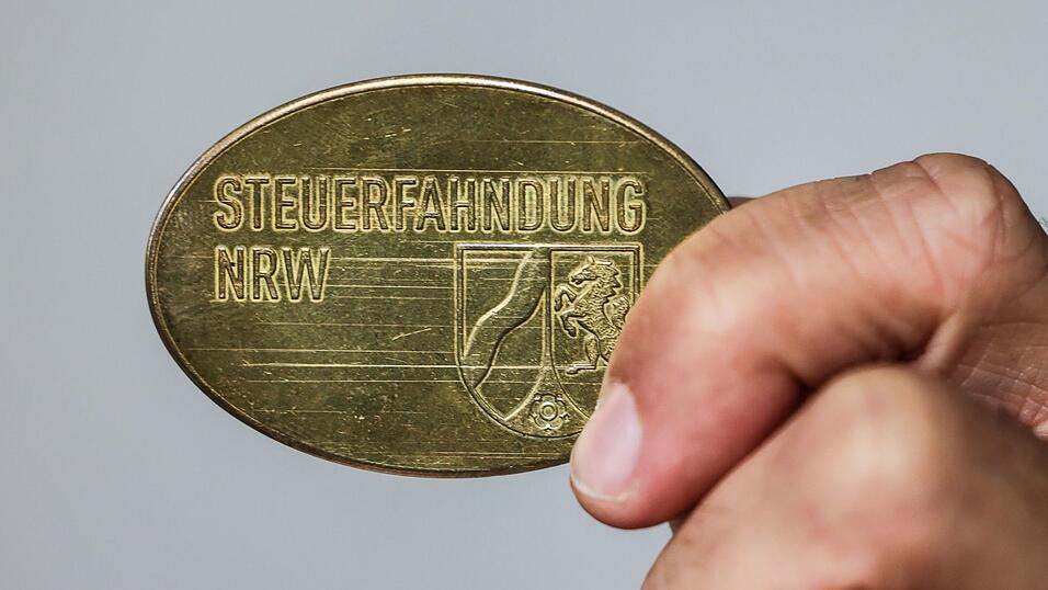 Mehr als 100 Steuerfahnder r&uuml;ckten aus (Symbolbild)