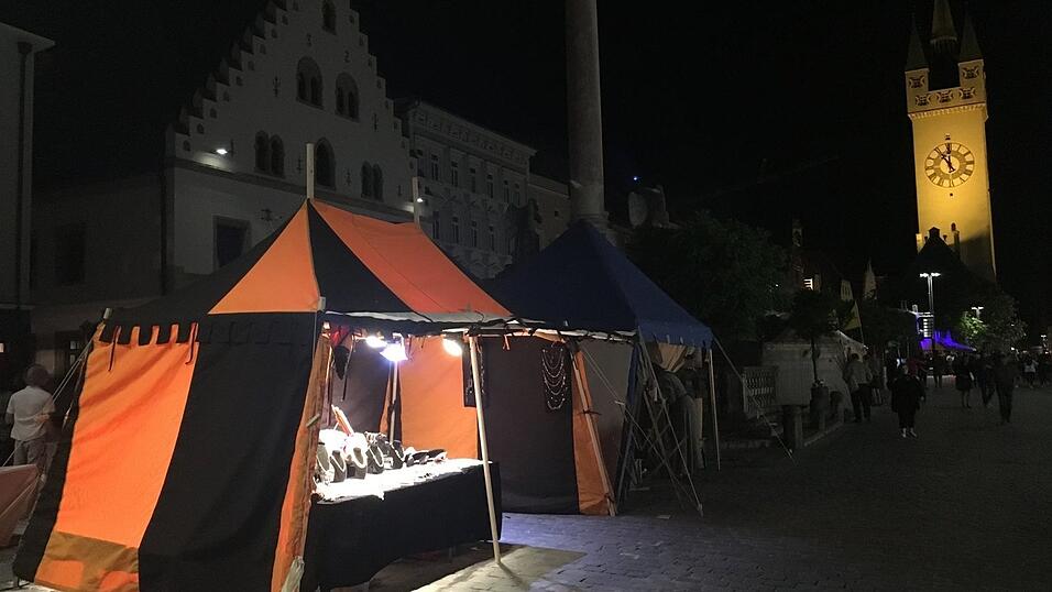 Der Straubinger Stadtplatz wird am Wochenende ganz in mittelalterliches Flair getaucht. Die schönsten Schnappschüsse haben wir für Sie zusammengestellt. Der Straubinger Stadtplatz wird am Wochenende ganz in mittelalterliches Flair getaucht. Die schönsten Schnappschüsse haben wir für Sie zusammengestellt.