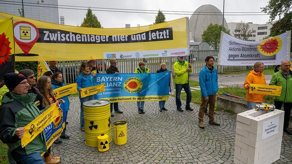 Vor dem Forschungsreaktor in Garching kam es zu der Protestaktion.
