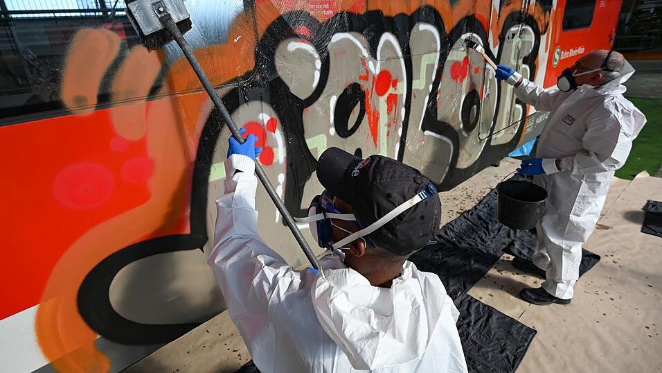 Schmierereien verursachen Millionen-Sch&auml;den bei der Bahn. (Archivbild)