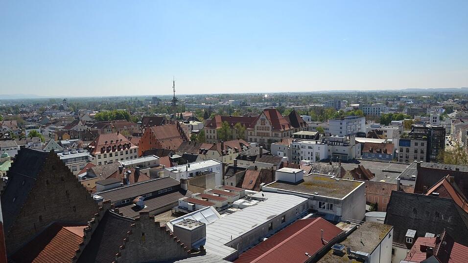 Besonders bei klarem Wetter geht der Ausblick nicht nur in die Stadt Straubing, sondern weit in den Gäuboden und in den Bayerischen Wald.