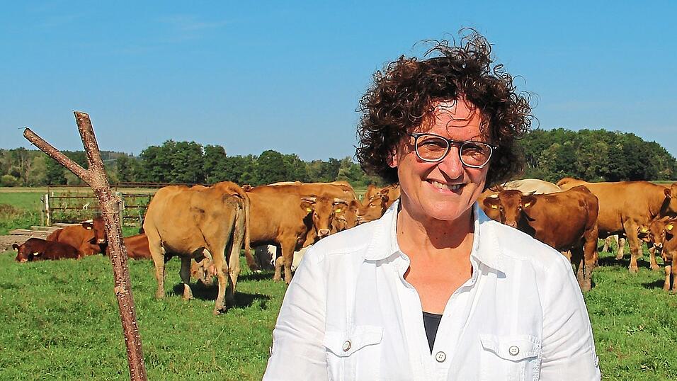 Eine weiße Bluse statt ihren grünen Stall-Overall hat Petra Loibl für das Zeitungsfoto auf der Weide des heimatlichen Hofs angezogen. Denn wenn die Tiere den grünen Overall sehen, werden sie nervös und wissen: Jetzt kommt die Tierärztin mit ihren pieksenden Spritzen, sagt Loibl.