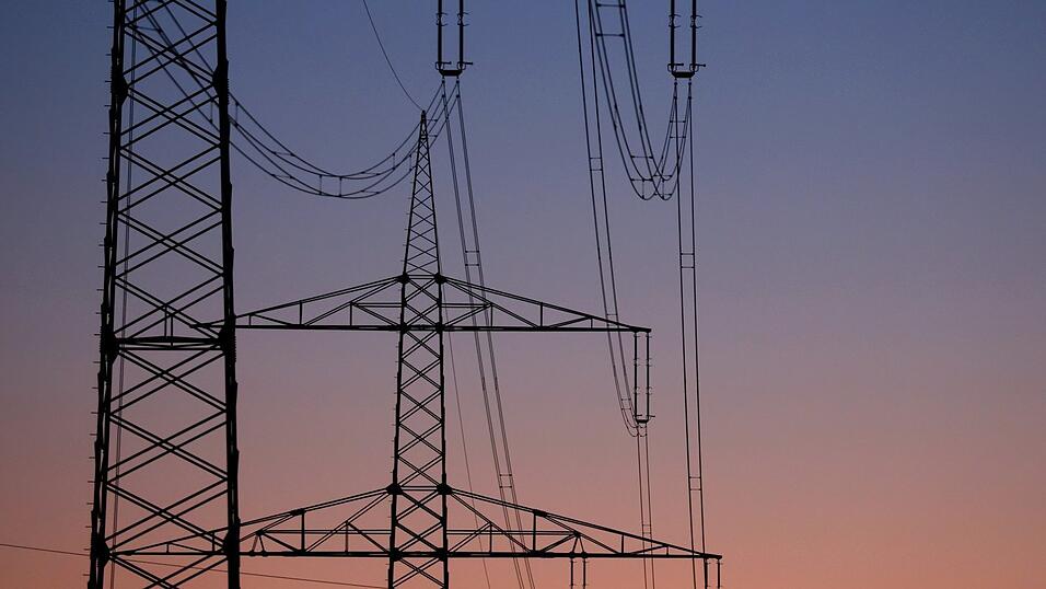 Die Tendenz geht bei den großen Stromtrassen zu Freileitungen statt Erdkabeln. Auch Bayern ist inzwischen dafür.