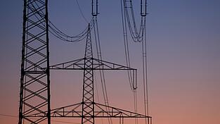 Die Tendenz geht bei den großen Stromtrassen zu Freileitungen statt Erdkabeln. Auch Bayern ist inzwischen dafür.