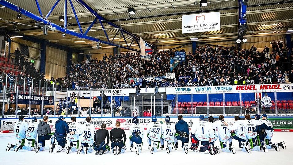 Mit knapp 900 mitgereisten Sonderzug-Fans feierten die Tigers den Sieg in Iserlohn und damit ein perfektes Wochenende. Mit knapp 900 mitgereisten Sonderzug-Fans feierten die Tigers den Sieg in Iserlohn und damit ein perfektes Wochenende.