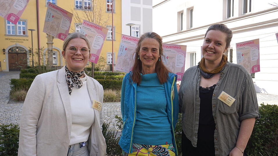 Das Festivalteam: (von links) die Organisatorinnen Jaqueline Stang (KDFB), Elisabeth Rembeck (Fachstelle Frauenseelsorge) und Annika Heim (Fachstelle Ehe und Familie). Das Festivalteam: (von links) die Organisatorinnen Jaqueline Stang (KDFB), Elisabeth Rembeck (Fachstelle Frauenseelsorge) und Annika Heim (Fachstelle Ehe und Familie).
