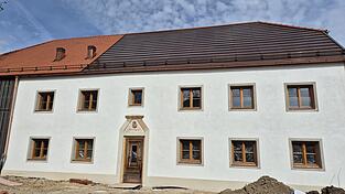 Anschauungsobjekt f&uuml;r eine &ouml;kologische Sanierung unter Denkmalschutzauflagen: das G&auml;rtnerhaus mit der PV-Anlage auf dem Dach und neuen Eichenfenstern nach historischem Vorbild.