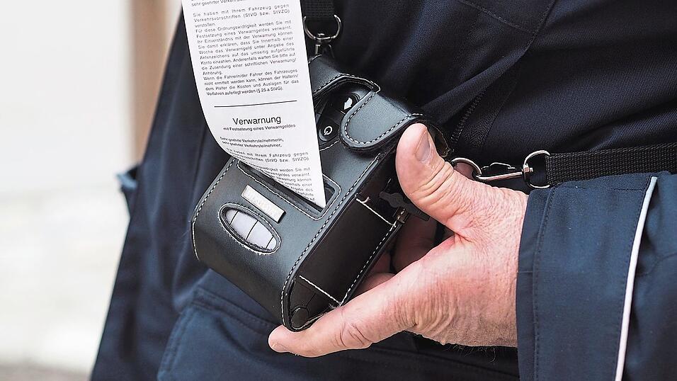 Rund 22.500 Verkehrsordnungswidrigkeiten haben die Mitarbeiter des Zweckverbands Kommunale Verkehrssicherheit im Stadtgebiet ausgestellt. Parkscheinverstöße, Parken im absoluten Halteverbot und Parkscheibenverstöße waren die drei am häufigsten geahndeten Ursachen. Rund 22.500 Verkehrsordnungswidrigkeiten haben die Mitarbeiter des Zweckverbands Kommunale Verkehrssicherheit im Stadtgebiet ausgestellt. Parkscheinverstöße, Parken im absoluten Halteverbot und Parkscheibenverstöße waren die drei am häufigsten geahndeten Ursachen.