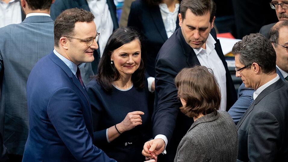 Bereits 2020 stimmte der Bundestag &uuml;ber neue Organspenderegeln ab - hier Jens Spahn (CDU), damals Gesundheitsminister, neben Gitta Connemann (CDU) bei der Abstimmung. (Archivfoto)