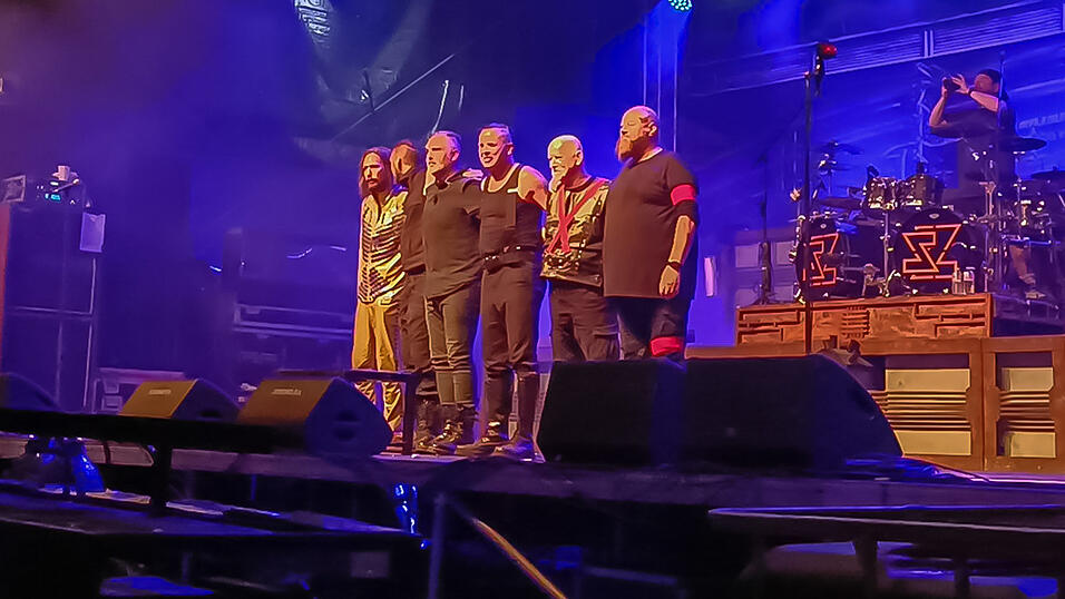 Die Rammstein-Coverband Stahlzeit begeisterte beim Campus Open Air Deggendorfer Fans. Die Rammstein-Coverband Stahlzeit begeisterte beim Campus Open Air Deggendorfer Fans.