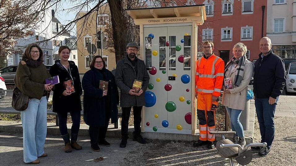 Die Umsetzung ist gelungen. Darüber freuen sich: (v.l.) Brigitte Lechner, Sabine Hennel, Susanne Brotzaki (Kulturamt), Stadtrat Christian Schweiger, Bauhofleiter Michael Pokoj-Metag, Sieglinde Schefcsik (Kulturamt) und Bürgermeister Thomas Etschmann. Die Umsetzung ist gelungen. Darüber freuen sich: (v.l.) Brigitte Lechner, Sabine Hennel, Susanne Brotzaki (Kulturamt), Stadtrat Christian Schweiger, Bauhofleiter Michael Pokoj-Metag, Sieglinde Schefcsik (Kulturamt) und Bürgermeister Thomas Etschmann.