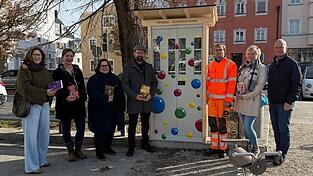 Die Umsetzung ist gelungen. Darüber freuen sich: (v.l.) Brigitte Lechner, Sabine Hennel, Susanne Brotzaki (Kulturamt), Stadtrat Christian Schweiger, Bauhofleiter Michael Pokoj-Metag, Sieglinde Schefcsik (Kulturamt) und Bürgermeister Thomas Etschmann. Die Umsetzung ist gelungen. Darüber freuen sich: (v.l.) Brigitte Lechner, Sabine Hennel, Susanne Brotzaki (Kulturamt), Stadtrat Christian Schweiger, Bauhofleiter Michael Pokoj-Metag, Sieglinde Schefcsik (Kulturamt) und Bürgermeister Thomas Etschmann.