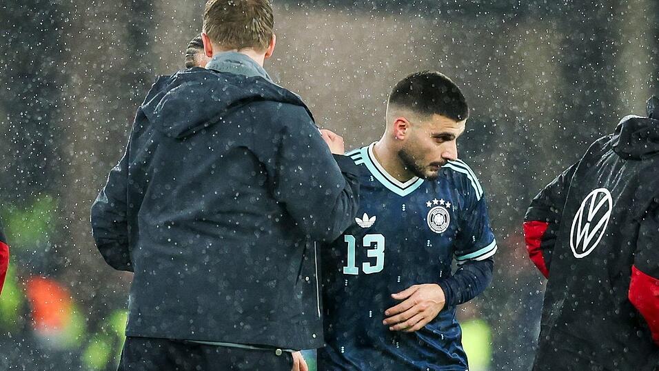 Julian Nagelsmann (l.) und Deniz Undav (r.) auf dem Rasen nach dem WM-Test gegen Ghana. (Archivbild)