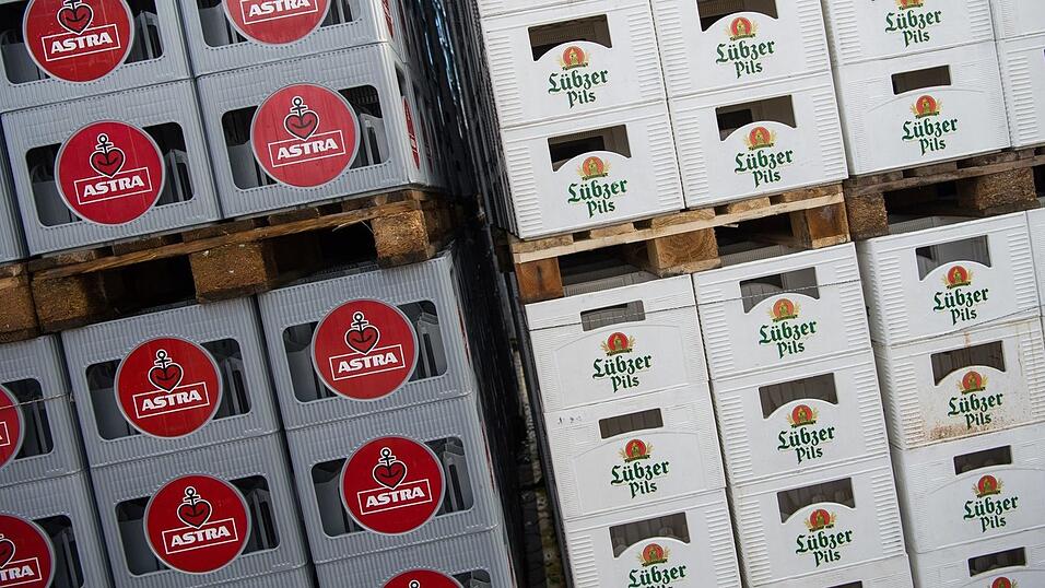 Leere Bierkästen werden im heißen Sommer zur Mangelware: Wegen der anhaltenden Hitze läuft die Produktion in den Brauereien derzeit auf Hochtouren.