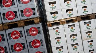Leere Bierkästen werden im heißen Sommer zur Mangelware: Wegen der anhaltenden Hitze läuft die Produktion in den Brauereien derzeit auf Hochtouren.