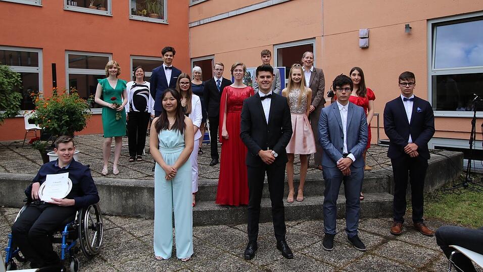 Die besten Absolventen am Luggy mit Ehrengästen (von links): Pascal Brunner, Alisa Brandl (1,0), Oberstufenkoordinatorin Gabriele Zach, Franz Haider (1,0), Thuy Truong Ho Son, Katharina Wolf, Elternbeiratsvorsitzende Katrin Stibbe, Martin Krinner (1,0), Franziska Krause, Matthias Seifert, Philipp Mietzner (1,0), Anna Roppelt, Schulleiterin Ricarda Krawczak, Kerim Sehi, Bianca Schreiner und Bernhard Hagn. Die besten Absolventen am Luggy mit Ehrengästen (von links): Pascal Brunner, Alisa Brandl (1,0), Oberstufenkoordinatorin Gabriele Zach, Franz Haider (1,0), Thuy Truong Ho Son, Katharina Wolf, Elternbeiratsvorsitzende Katrin Stibbe, Martin Krinner (1,0), Franziska Krause, Matthias Seifert, Philipp Mietzner (1,0), Anna Roppelt, Schulleiterin Ricarda Krawczak, Kerim Sehi, Bianca Schreiner und Bernhard Hagn.
