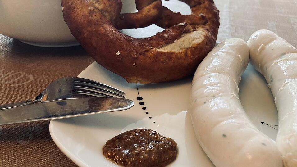 Breze, Wei&szlig;wurst, s&uuml;&szlig;er Senf: das perfekte bayerische Trio.