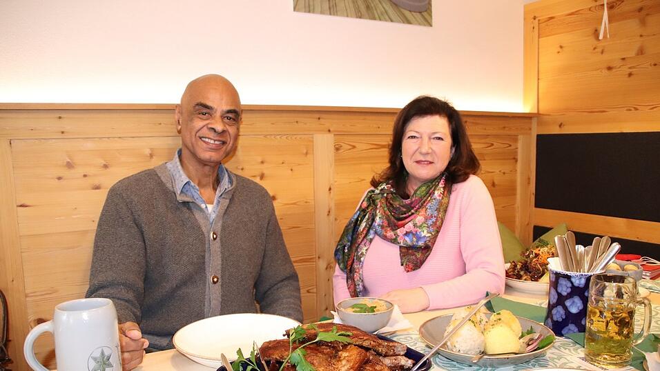 Zu den Erinnerungen an seine Kindheit in Niederbayern z&auml;hlt die Leibspeise Ripperl: Beim Besuch in der alten Heimat traf Charles M. Huber auch Gudrun Zollner wieder, die wie er von 2013 bis 2017 im Bundestag sa&szlig;. Sie &uuml;berraschte ihn mit dem Gericht, das im Wallersdorfer Br&auml;uhof eigens zubereitet wurde.
