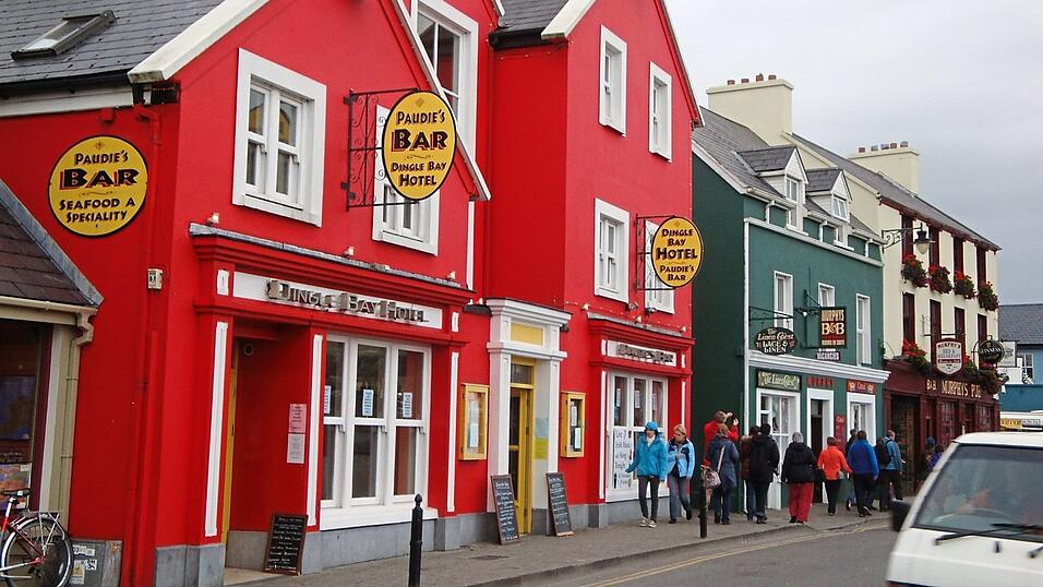 Dingle mit seinen gut 2 000 Einwohnern ist der Hauptort der gleichnamigen Halbinsel. Dingle mit seinen gut 2 000 Einwohnern ist der Hauptort der gleichnamigen Halbinsel.