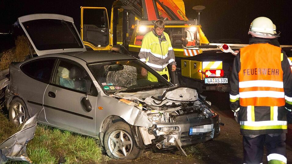 Bei dem Unfall wurden beide Fahrer leicht verletzt. (Foto: FD) Bei dem Unfall wurden beide Fahrer leicht verletzt. (Foto: FD)